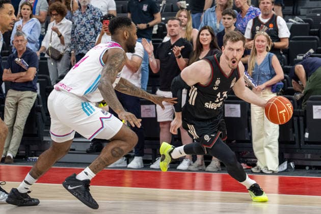 Jeff Garrett Jr 4 Telekom Baskets Bonn in duel with Andreas Obst 13 FC Bayern Basketball , FC Bayern Basketball vs Telekom Baskets Bonn, BBL, Semifinal 1, 30 05 2026 Muenchen Bayern Germany Copyright: xkolbert-press UlrichxGamelx