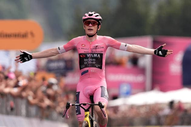 Denmark™s Jonas Vingegaard Hansen of Team Visma Lease A Bike (Pink jersey) winner of the stage on the finish line during Stage 20 of the Giro d™Italia, from Gemona del Friuli to Piancavallo, Italy, Saturday,May 30, 2026.  Copyright: xMassimoxPaolonex xLaPressex