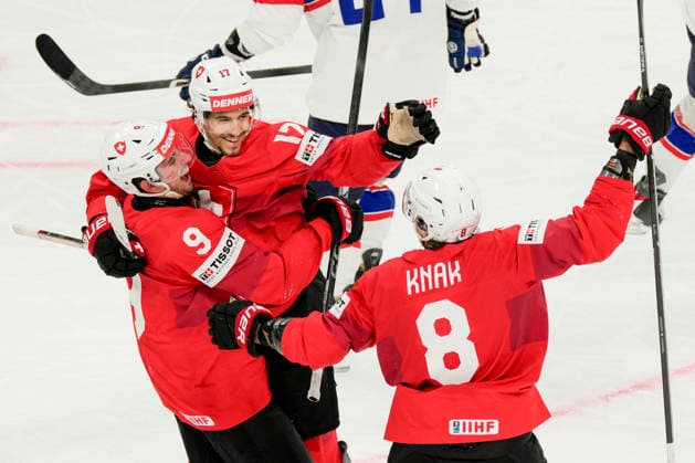 ZURICH, SWITZERLAND MAY 30 Ken Jager of Switzerland C celebrates his goal with Damien Riat of Switzerland L and Simon Knak of Switzerland R during the 2026 IIHF Ice Hockey World Championship Switzerland game between Switzerland and Norway at Swiss Life Arena on May 30, 2026 in Zurich, Zurich Zurich Swiss Life Arena Zurich Switzerland Copyright: xJustPictures.ch JarixPestelaccix jp-en-EuSpIm-JP6_JAR_Switzerland_Norway_30May2026_00055