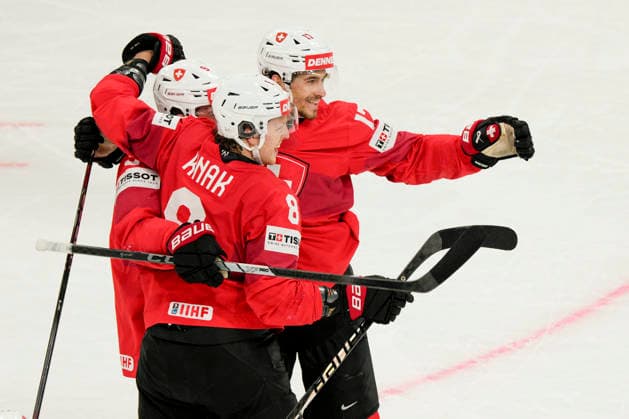 ZURICH, SWITZERLAND MAY 30 Ken Jager of Switzerland R celebrates his goal with Damien Riat of Switzerland L and Simon Knak of Switzerland C during the 2026 IIHF Ice Hockey World Championship Switzerland game between Switzerland and Norway at Swiss Life Arena on May 30, 2026 in Zurich, Zurich Zurich Swiss Life Arena Zurich Switzerland Copyright: xJustPictures.ch JarixPestelaccix jp-en-EuSpIm-JP6_JAR_Switzerland_Norway_30May2026_00056