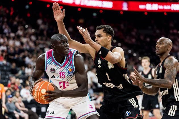 MUNICH, GERMANY - MAY 30: Kur Jongkuch (Telekom Baskets Bonn, 15) controls the ball against Oscar da Silva (FC Bayern Muenchen, 1) during the easyCredit Basketball Bundesliga Playoffs Semi-final match 1 between FC Bayern Muenchen vs. Telekom Baskets Bonn at SAP Garden on match 1 of easyCredit Basketball Bundesliga Playoffs Semi-final on May 30, 2026 in Munich, Germany. Bavaria Germany Copyright: xSteffiexWunderlx
