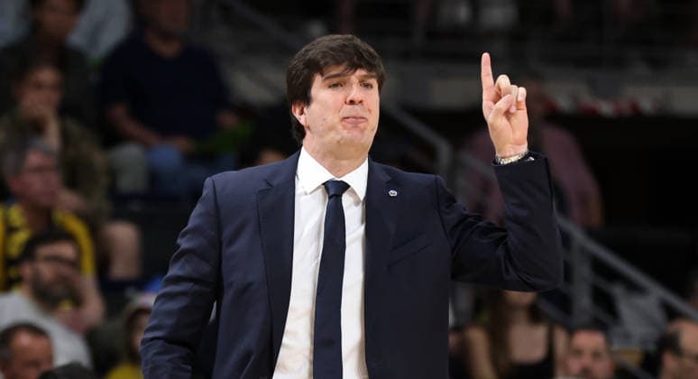 Coach Pedro Calles gives instructions Upper body action Sport Basketball BBL Bundesliga Mens play-off semi-final 1 match Season 2025 2026 30 05 2026 ALBA Berlin vs BMA365 Bamberg Baskets