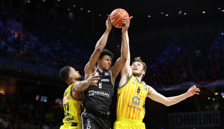 Norris Agbakoko, Demarcus Demonia, Malte Delow Zweikampf Spielszene Aktion Basketball BBL Bundesliga Herren Play Off Halbfinale 1.Spiel Saison 2025 2026 30.05.2026 ALBA Berlin vs BMA365 Bamberg Baskets *** Norris Agbakoko, Demarcus Demonia, Malte Delow duel Match scene Action Sport Basketball BBL Bundesliga Mens Play Off Semi-Final 1 Match Season 2025 2026 30 05 2026 ALBA Berlin vs BMA365 Bamberg Baskets