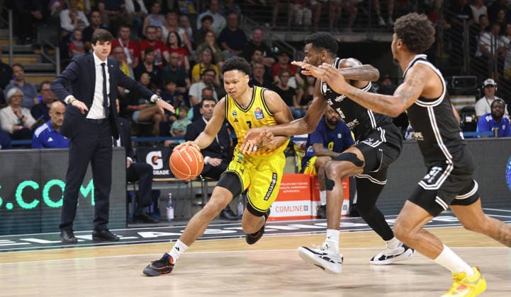 Coach Pedro Calles, Jack Kayil on the ball, Ejiofor Onu, Demarcus Demonia duel Match scene Action Sport Basketball BBL Bundesliga Mens Play Off Semi-Final 1 Match Season 2025 2026 30 05 2026 ALBA Berlin vs BMA365 Bamberg Baskets