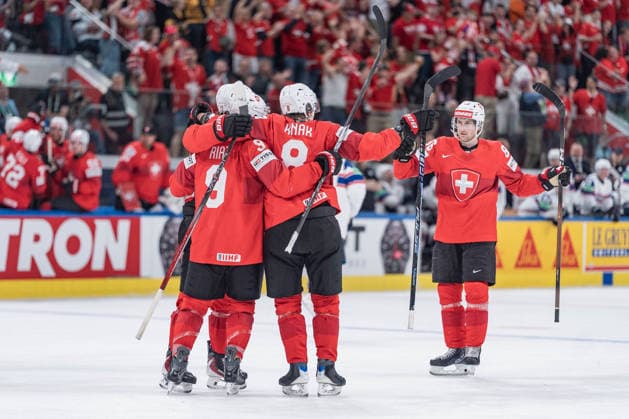 30 05 2026, Zurich, Swiss Life Arena, Ice Hockey World Championships Semifinal Switzerland Norway, Goal celebration Switzerland to 3 0 9 Damien Riat Switzerland , 8 Simon Knak Switzerland , 86 Janis Moser Switzerland Zurich Swiss Life Arena Zurich Switzerland Copyright: xJustPictures.ch StefanxEmchx jp-de-StEm-DSC0094720260530