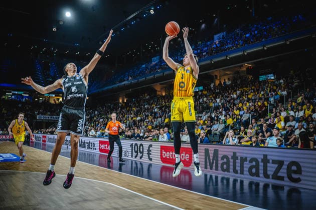 Basketball Berlin 30 05 2026 Season 2025 2026 EasyCredit BBL 1 Bundesliga Men, Men Playoffs Semifinal Game 1 Alba Berlin BMA365 Bamberg Baskets Alex O Connell Alba Berlin, No 03 Austin Crowley Bamberg, No 55