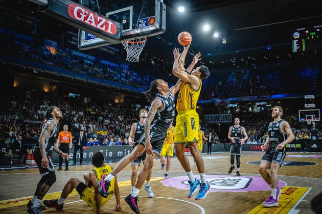 Basketball Berlin 30 05 2026 Season 2025 2026 EasyCredit BBL 1 Bundesliga Men, Men Playoffs Semifinal Game 1 Alba Berlin BMA365 Bamberg Baskets Michael Rataj Alba Berlin, No 21 Austin Crowley Bamberg, No 55