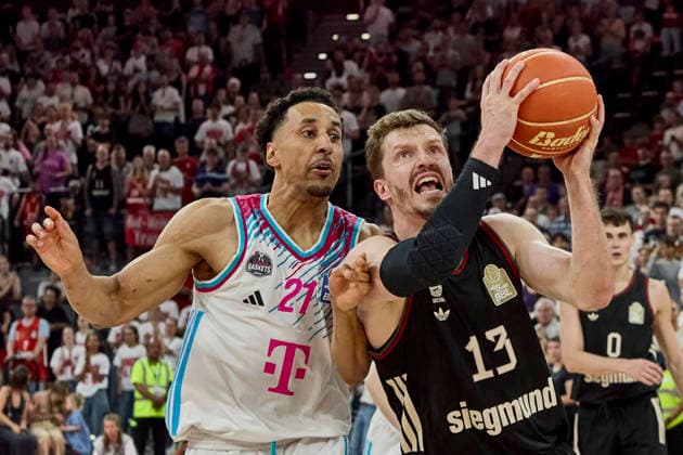 German Basketball Bundesliga BBL , FC Bayern Munich Basketball vs TELEKOM BASKETS Bonn, Munich FC Bayern Basketball, Bonn TELEKOM BASKETS, 2026 05 30 in Munich SAP Garden OBST Andreas FC Bayern Munich Basketball Shooting Guard SG Nr13 FCBB13 , AMINU Joel TELEKOM BASKETS Bonn Shooting Guard SG Nr21 BON21 sportworld Munich SAP Garden Bayern Germany