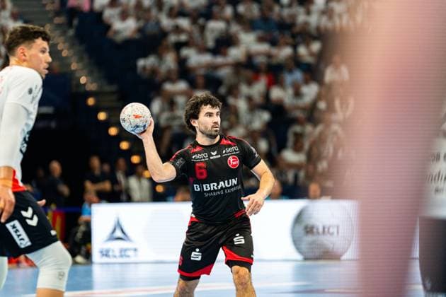 Erik Balenciaga 6 MT Melsungen prepares a shot and holds the ball in his right hand In the background a player of SG Flensburg Handewitt can be seen MT Melsungen vs SG Flensburg Handewitt - EHF Finals Hamburg 2026 Copyright: xPhilippHeistx