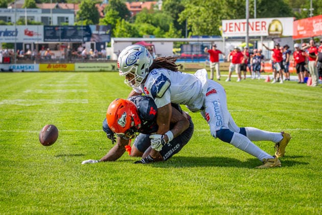 Anthony Harris Jr (ifm Razorbacks Ravensburg, 01 Wide Receiver) and Nick Oliver (Pforzheim Wilddogs, 07 Defensive Back) fight for the ball Pforzheim Wilddogs vs ifm Razorbacks Ravensburg, American Football, German Football League, Week 4, 2026, 30.05.2026, Pforzheim Kramski Arena Baden Württemberg Germany Copyright: xFootxBowl SebastianxJustx