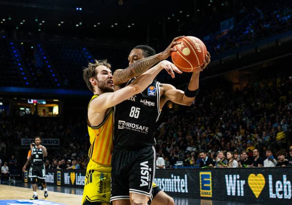 Malte Delow Alba Berlin, 6 defends against Austin Matthew Crowley Bamberg Baskets, 85 30 05 2026, Alba Berlin vs Bamberg Baskets, Basketball, BBL, Max Schmeling Halle, Berlin DFL regulations prohibit any use of photographs as image sequences and or quasi video Copyright: HMBxMedia xFinnxWeidmann