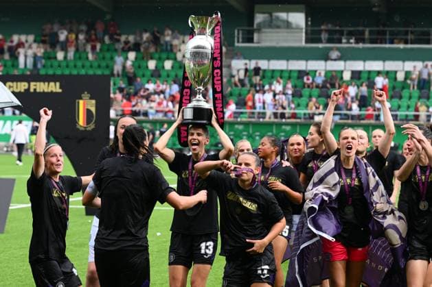 RSC Anderlecht v SV Zulte Waregem - Women s Cup Final LA LOUVIERE, BELGIUM - MAY 30 : Minnaert Marie midfielder of RSC Anderlecht Players of Anderlecht celebrates the victory after the RBFA Belgian Women s Cup final match between RSC Anderlecht and SV Zulte Waregem on May 30, 2026 in La Louviere, Belgium, 30 05 2026 La Louviere Belgium  Copyright: xVincentxKalutx