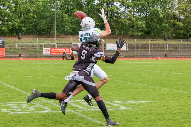 2026 05 30, Berlin Rebels vs Schwäbisch Hall Unicorns, GFL, Mommsenstadion, Berlin Marvin Fuchs Schwäbisch Hall Unicorns, 13 tries to catch the pass, Teddy Rangi Berlin Rebels, 05 on defense