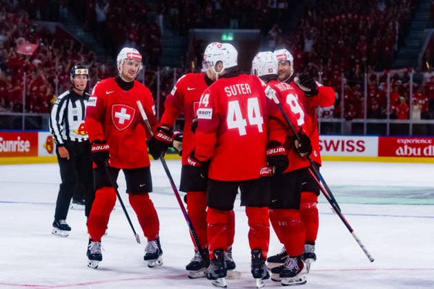 ZURICH, SWITZERLAND - MAY 30: ThÃ o Rochette (Switzerland, 93) during his 6:0 goal celebration with the team during the Half Finals - Match 61 between Switzerland and Norway at the IIHF Ice hockey, Eishockey World Championship, WM, Weltmeisterschaft 2026, Swiss Life Arena on May 30, 2026 in Zurich, Switzerland. Zurich Switzerland Copyright: xTimoxSteinx