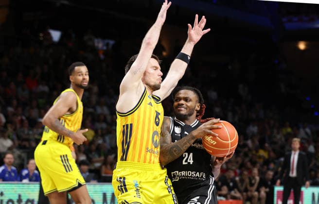 Martin Hermannsson, Cobe Williams on the ball duel Match scene Action Sport Basketball BBL Bundesliga Mens Play Off Semi-Final 1 Match Season 2025 2026 30 05 2026 ALBA Berlin vs BMA365 Bamberg Baskets