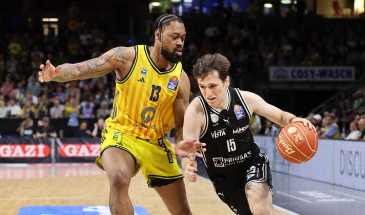 J Wan Roberts, Adrian Petkovic on the ball duel Game scene Action Sport Basketball BBL Bundesliga Mens Play Off semi-final 1 match Season 2025 2026 30 05 2026 ALBA Berlin vs BMA365 Bamberg Baskets