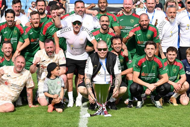 30 05 2026, xsvx, Football Langholz Cup 2026, f l Winner photo of the Kreisliga Allstars with organizer of the Langholz Cup, Daniel Ritzel Wiesbaden