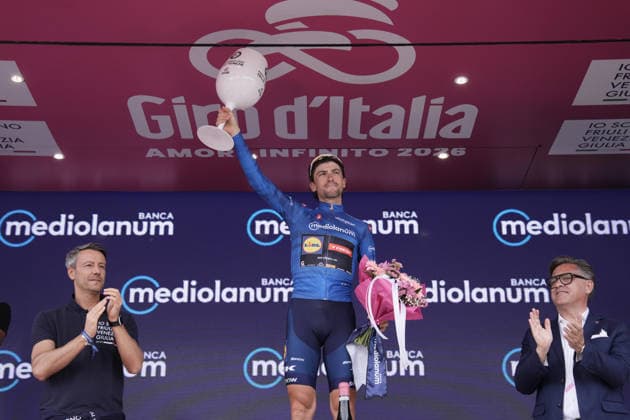 Italy™s Giulio Ciccone of Lidl-Trek (Azure jersey) on the podium during Stage 20 of the Giro d™Italia, from Gemona del Friuli to Piancavallo, Italy, Saturday,May 30, 2026.  Copyright: xMassimoxPaolonex xLaPressex