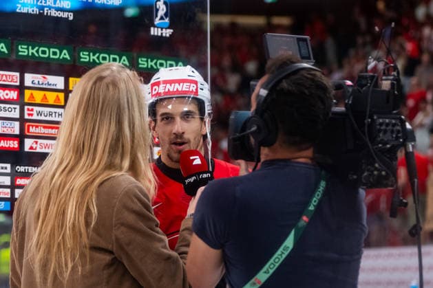 ZURICH, SWITZERLAND - MAY 30: Ken Jaeger (Switzerland, 17) in an interview with Christoph Icke Dommisch (Pro Sieben RAN) after the Half Finals - Match 61 between Switzerland and Norway at the IIHF Ice hockey, Eishockey World Championship, WM, Weltmeisterschaft 2026, Swiss Life Arena on May 30, 2026 in Zurich, Switzerland. Zurich Switzerland Copyright: xTimoxSteinx