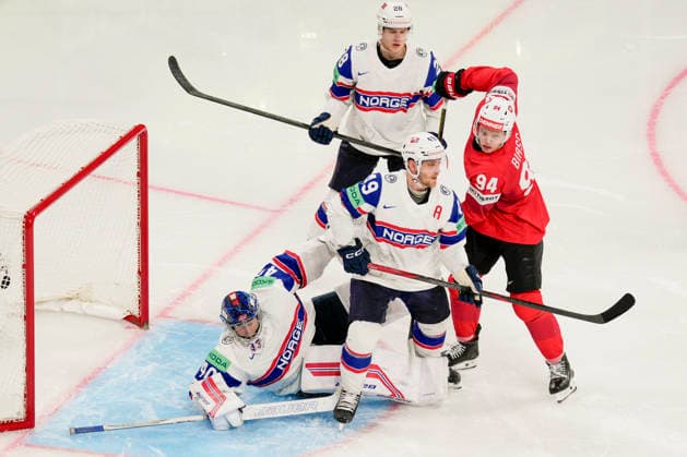 ZURICH, SWITZERLAND MAY 30 goalkeeper Henrik Haukeland of Norway L into a scramble in front of him during the 2026 IIHF Ice Hockey World Championship Switzerland game between Switzerland and Norway at Swiss Life Arena on May 30, 2026 in Zurich, Zurich Zurich Swiss Life Arena Zurich Switzerland Switzerland Copyright: xJustPictures.ch JarixPestelaccix jp-en-EuSpIm-JP6_JAR_Switzerland_Norway_30May2026_00069
