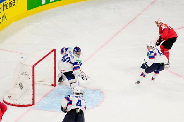 ZURICH, SWITZERLAND MAY 30 goalkeeper Henrik Haukeland of Norway can™t saves on Denis Malgin of Switzerland R during the 2026 IIHF Ice Hockey World Championship Switzerland game between Switzerland and Norway at Swiss Life Arena on May 30, 2026 in Zurich, Zurich Zurich Swiss Life Arena Zurich Switzerland Switzerland Copyright: xJustPictures.ch JarixPestelaccix jp-en-EuSpIm-JP6_JAR_Switzerland_Norway_30May2026_00080