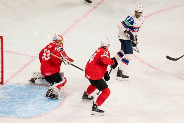 ZURICH, SWITZERLAND MAY 30 goalkeeper Leonardo Genoni of Switzerland L saves during the 2026 IIHF Ice Hockey World Championship Switzerland game between Switzerland and Norway at Swiss Life Arena on May 30, 2026 in Zurich, Zurich Zurich Swiss Life Arena Zurich Switzerland Copyright: xJustPictures.ch JarixPestelaccix jp-en-EuSpIm-JP6_JAR_Switzerland_Norway_30May2026_00049