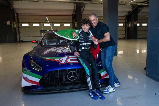 Foto IPP Damiano Fiorenti Imola 30 05 2026 Autodromo Enzo e Dino Ferrari nella foto Marco Antonelli padre di Andrea Kimi mentre lo avvolge nella bandiera tricolore dell Italia Italy Photo Press World Copyright italy ITALY  Copyright: xR4924_italyphotopressx