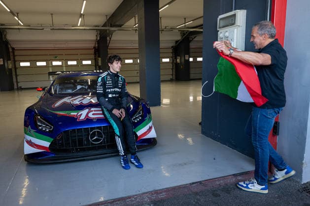 Foto IPP Damiano Fiorenti Imola 30 05 2026 Autodromo Enzo e Dino Ferrari nella foto Marco Antonelli padre di Andrea Kimi mentre lo avvolge nella bandiera tricolore dell Italia Italy Photo Press World Copyright italy ITALY  Copyright: xR4924_italyphotopressx