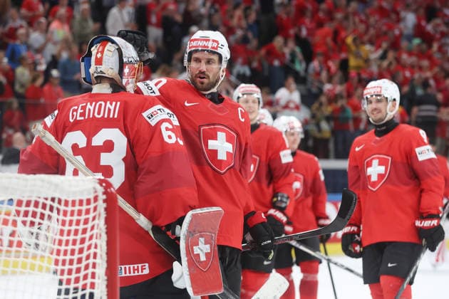 30.05.2026 Swiss Life Arena Zuerich , SCHWEIZ, Herren Eishockey IIHF World Championship, WM, Weltmeisterschaft Zurich 2026 Halbfinal SUI - NOR Jubel nach dem Spiel, Torwart Leonardo Genoni - Roman Josi (SUI) *** 30 05 2026 Swiss Life Arena Zurich , SWITZERLAND, Mens Ice Hockey IIHF World Championship Zurich 2026 Semifinal SUI NOR Cheering after the game, Goaltender Leonardo Genoni Roman Josi SUI 
