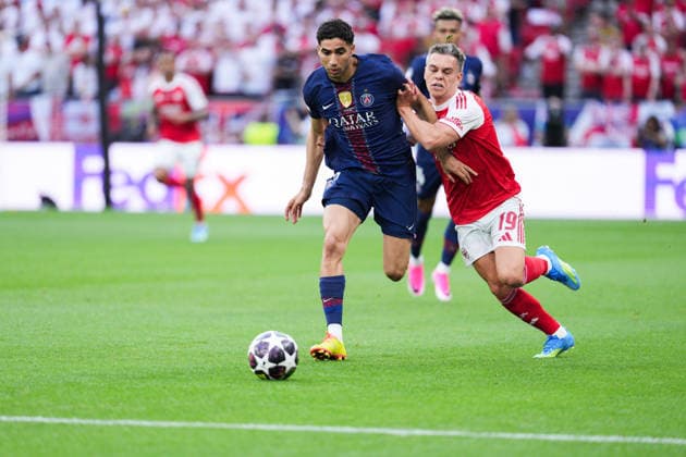 BUDAPEST, HUNGARY - 30 MAY 2026: Achraf Hakimi of Paris Saint-Germain F.C. and Leandro Trossard of Arsenal F.C. fight for the ball during the 2026 UEFA Champions League Final match between Paris Saint-Germain F.C. and Arsenal F.C. at Puskas Arena on May 30, 2026 in Budapest, Hungary.  Copyright: xAlexandraxFechetex xSPPx Sportspressphoto_SPR157215