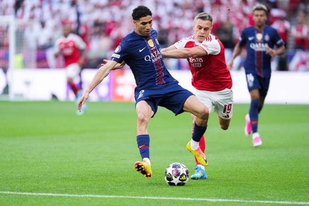 BUDAPEST, HUNGARY - 30 MAY 2026: Achraf Hakimi of Paris Saint-Germain F.C. and Leandro Trossard of Arsenal F.C. fight for the ball during the 2026 UEFA Champions League Final match between Paris Saint-Germain F.C. and Arsenal F.C. at Puskas Arena on May 30, 2026 in Budapest, Hungary.  Copyright: xAlexandraxFechetex xSPPx Sportspressphoto_SPR157216