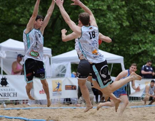 Germany Kelkheim Münster 30 05 2026 Beachhandball Hessen Karacho Beach Cup 2026 Die Otternasen BHC BADG Münster f l Erik Schmid Die Otternasen , Stefan Mollath BHC Beach Da Gang , Phil Ljubic Die Otternasen Sport Karacho Beach Cup 2026
