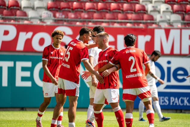 30 05 2026, xdaymx, Soccer Oberliga Rheinland Pfalz Saar, 1 FC Kaiserslautern FV Eppelborn Goal celebration of Müller, Erik with the team after his goal DFL DFB REGULATIONS PROHIBIT ANY USE OF PHOTOGRAPHS as IMAGE SEQUENCES and or QUASI VIDEO Kaiserslautern