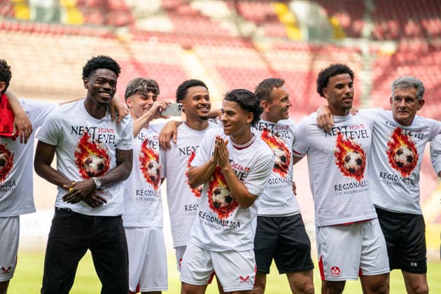 30 05 2026, xdaymx, Soccer Oberliga Rheinland Pfalz Saar, 1 FC Kaiserslautern FV Eppelborn The FCK team celebrates the promotion in front of the Westkurve DFL DFB REGULATIONS PROHIBIT ANY USE OF PHOTOGRAPHS as IMAGE SEQUENCES and or QUASI VIDEO Kaiserslautern