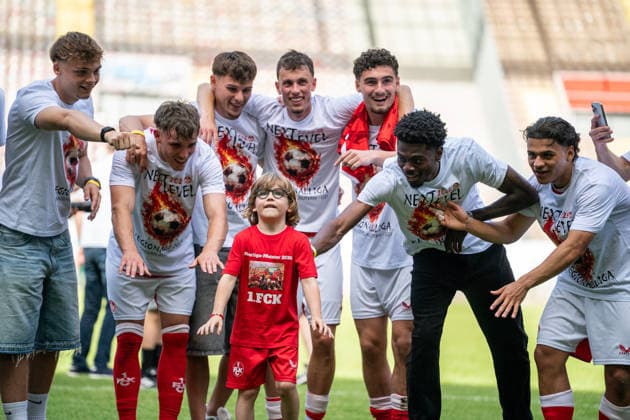 30 05 2026, xdaymx, Soccer Oberliga Rheinland Pfalz Saar, 1 FC Kaiserslautern FV Eppelborn The FCK team celebrates the promotion in front of the Westkurve DFL DFB REGULATIONS PROHIBIT ANY USE OF PHOTOGRAPHS as IMAGE SEQUENCES and or QUASI VIDEO Kaiserslautern