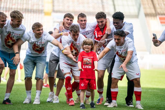 30 05 2026, xdaymx, Soccer Oberliga Rheinland Pfalz Saar, 1 FC Kaiserslautern FV Eppelborn The FCK team celebrates the promotion in front of the Westkurve DFL DFB REGULATIONS PROHIBIT ANY USE OF PHOTOGRAPHS as IMAGE SEQUENCES and or QUASI VIDEO Kaiserslautern