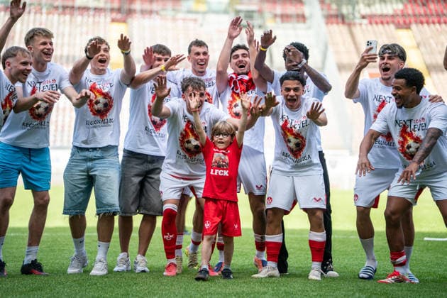 30 05 2026, xdaymx, Soccer Oberliga Rheinland Pfalz Saar, 1 FC Kaiserslautern FV Eppelborn The FCK team celebrates the promotion in front of the Westkurve DFL DFB REGULATIONS PROHIBIT ANY USE OF PHOTOGRAPHS as IMAGE SEQUENCES and or QUASI VIDEO Kaiserslautern