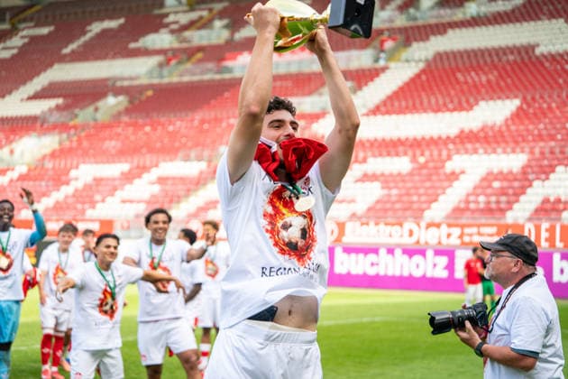 30 05 2026, xdaymx, Soccer Oberliga Rheinland Pfalz Saar, 1 FC Kaiserslautern FV Eppelborn Miftari, Drini FCK celebrates in front of the curve with the championship trophy DFL DFB REGULATIONS PROHIBIT ANY USE OF PHOTOGRAPHS as IMAGE SEQUENCES and or QUASI VIDEO Kaiserslautern