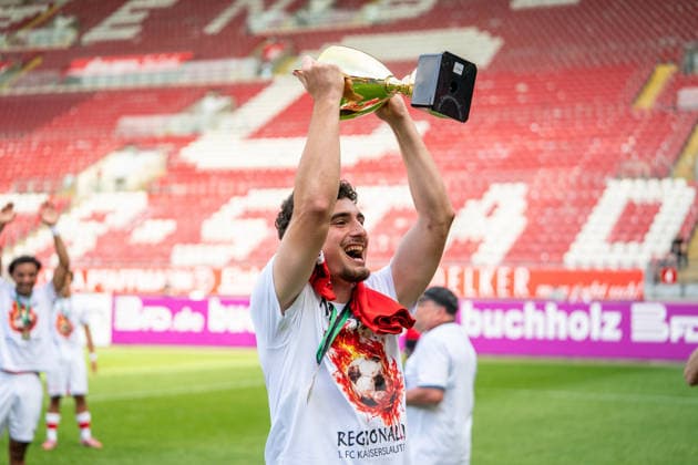 30 05 2026, xdaymx, Soccer Oberliga Rheinland Pfalz Saar, 1 FC Kaiserslautern FV Eppelborn Miftari, Drini FCK celebrates in front of the curve with the championship trophy DFL DFB REGULATIONS PROHIBIT ANY USE OF PHOTOGRAPHS as IMAGE SEQUENCES and or QUASI VIDEO Kaiserslautern