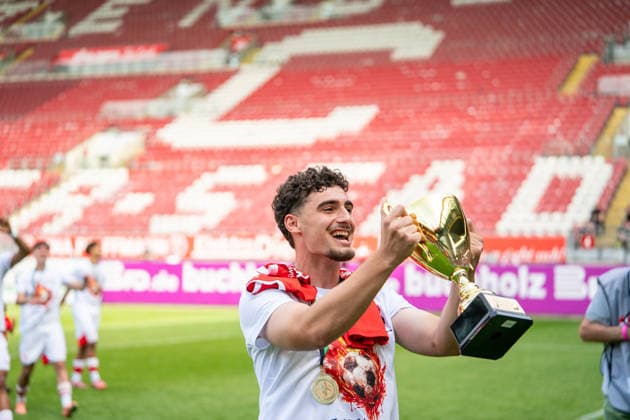 30 05 2026, xdaymx, Soccer Oberliga Rheinland Pfalz Saar, 1 FC Kaiserslautern FV Eppelborn Miftari, Drini FCK celebrates in front of the curve with the championship trophy DFL DFB REGULATIONS PROHIBIT ANY USE OF PHOTOGRAPHS as IMAGE SEQUENCES and or QUASI VIDEO Kaiserslautern