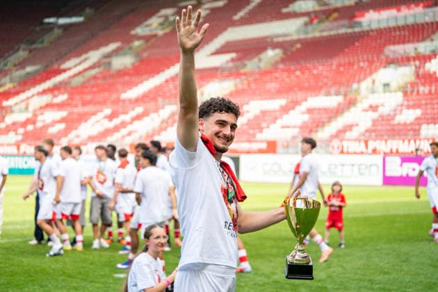 30 05 2026, xdaymx, Soccer Oberliga Rheinland Pfalz Saar, 1 FC Kaiserslautern FV Eppelborn Miftari, Drini FCK celebrates in front of the curve with the championship trophy DFL DFB REGULATIONS PROHIBIT ANY USE OF PHOTOGRAPHS as IMAGE SEQUENCES and or QUASI VIDEO Kaiserslautern