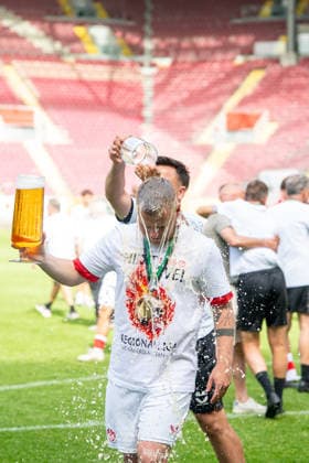 30 05 2026, xdaymx, Soccer Oberliga Rheinland Pfalz Saar, 1 FC Kaiserslautern FV Eppelborn Jean Zimmer gets a beer shower after the promotion DFL DFB REGULATIONS PROHIBIT ANY USE OF PHOTOGRAPHS as IMAGE SEQUENCES and or QUASI VIDEO Kaiserslautern