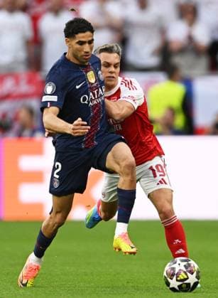 Hungary Soccer Champions League PSG - Arsenal 9176961 30.05.2026 Paris Saint-Germain s Achraf Hakimi and Arsenal s Leandro Trossard struggle for the ball during the UEFA Champions League final soccer match between Paris Saint-Germain (PSG) and Arsenal at Puskas Arena in Budapest, Hungary. Alexey Filippov Sputnik Budapest Hungary  Copyright: xAlexeyxFilippovx