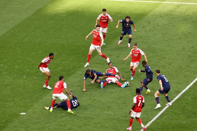 Arsenal gegen Paris Saint Germain 30. Mai 2026 Budapest UEFA-Champions-League-Finale Arsenal gegen Paris Saint Germain Desire Doue von Paris Saint Germain wird von Gabriel von Arsenal in einem überfüllten Strafraum angegriffen Foto von Jacques Feeney Budapest Ungarn  Copyright: xJacquesxFeeneyxOffside
