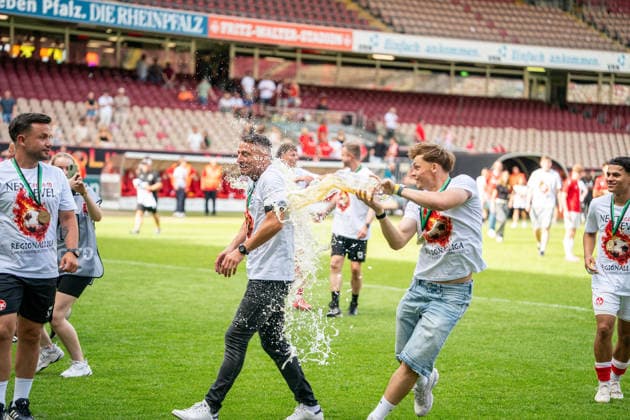 30 05 2026, xdaymx, Soccer Oberliga Rheinland Pfalz Saar, 1 FC Kaiserslautern FV Eppelborn Alexander Bugera gets a beer shower after the promotion DFL DFB REGULATIONS PROHIBIT ANY USE OF PHOTOGRAPHS as IMAGE SEQUENCES and or QUASI VIDEO Kaiserslautern