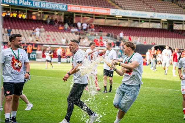 30 05 2026, xdaymx, Soccer Oberliga Rheinland Pfalz Saar, 1 FC Kaiserslautern FV Eppelborn Alexander Bugera gets a beer shower after the promotion DFL DFB REGULATIONS PROHIBIT ANY USE OF PHOTOGRAPHS as IMAGE SEQUENCES and or QUASI VIDEO Kaiserslautern
