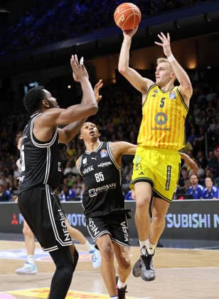 Ejiofor Onu, Austin Crowley, Austin Crowley on the ball duel Game scene Action Sport Basketball BBL Bundesliga Mens Play Off Semi-Final 1 Match Season 2025 2026 30 05 2026 ALBA Berlin vs BMA365 Bamberg Baskets