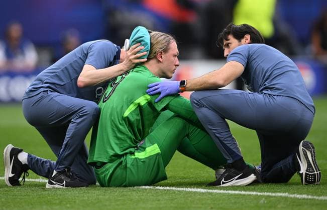 Hungary Soccer Champions League PSG - Arsenal 9176980 30.05.2026 Paris Saint-Germain s goalkeeper Matvey Safonov receives medical assistance after being injured during the UEFA Champions League final soccer match between Paris Saint-Germain (PSG) and Arsenal at Puskas Arena in Budapest, Hungary. Alexey Filippov Sputnik Budapest Hungary  Copyright: xAlexeyxFilippovx