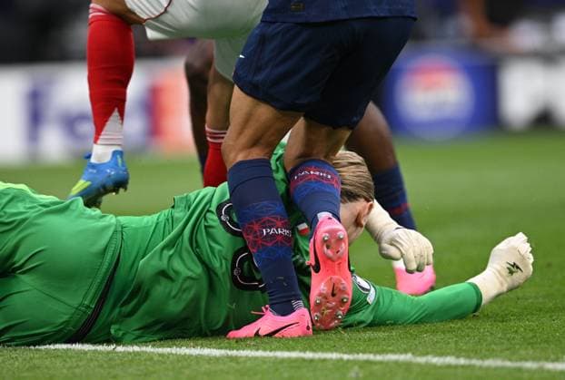Hungary Soccer Champions League PSG - Arsenal 9176982 30.05.2026 Paris Saint-Germain s goalkeeper Matvey Safonov appears injured after a collision with teammate Marquinhos during the UEFA Champions League final soccer match between Paris Saint-Germain (PSG) and Arsenal at Puskas Arena in Budapest, Hungary. Alexey Filippov Sputnik Budapest Hungary  Copyright: xAlexeyxFilippovx