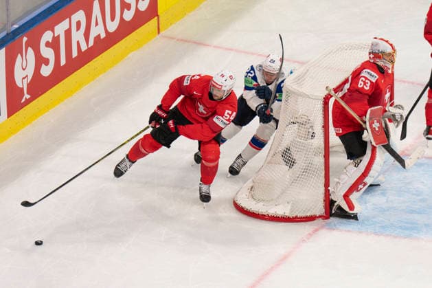 ZURICH, SWITZERLAND MAY 30 Christian Marti of Switzerland L against Martin Ronnild of Norway C during the 2026 IIHF Ice Hockey World Championship Switzerland game between Switzerland and Norway at Swiss Life Arena on May 30, 2026 in Zurich, Zurich Zurich Swiss Life Arena Zurich Switzerland Copyright: xJustPictures.ch JarixPestelaccix jp-en-EuSpIm-JP6_JAR_Switzerland_Norway_30May2026_00040